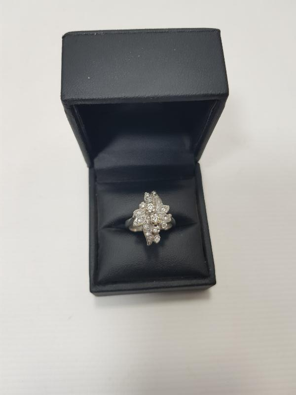 ÇİÇEK FORMLU PIRLANTA YÜZÜK