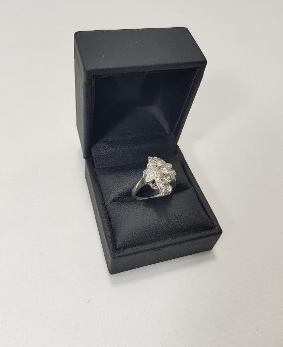 ÇİÇEK FORMLU PIRLANTA YÜZÜK