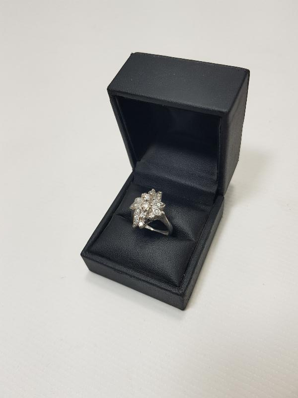 ÇİÇEK FORMLU PIRLANTA YÜZÜK