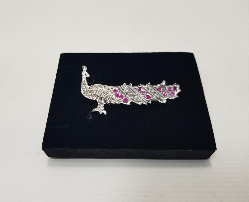 TAVUSKUŞU FORMLU PIRLANTA BROŞ 