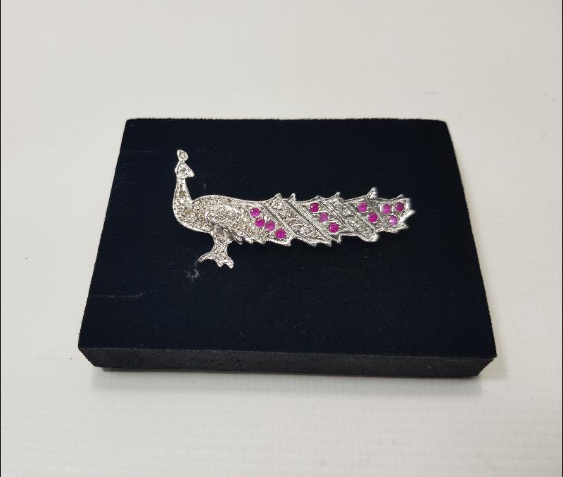 TAVUSKUŞU FORMLU PIRLANTA BROŞ 