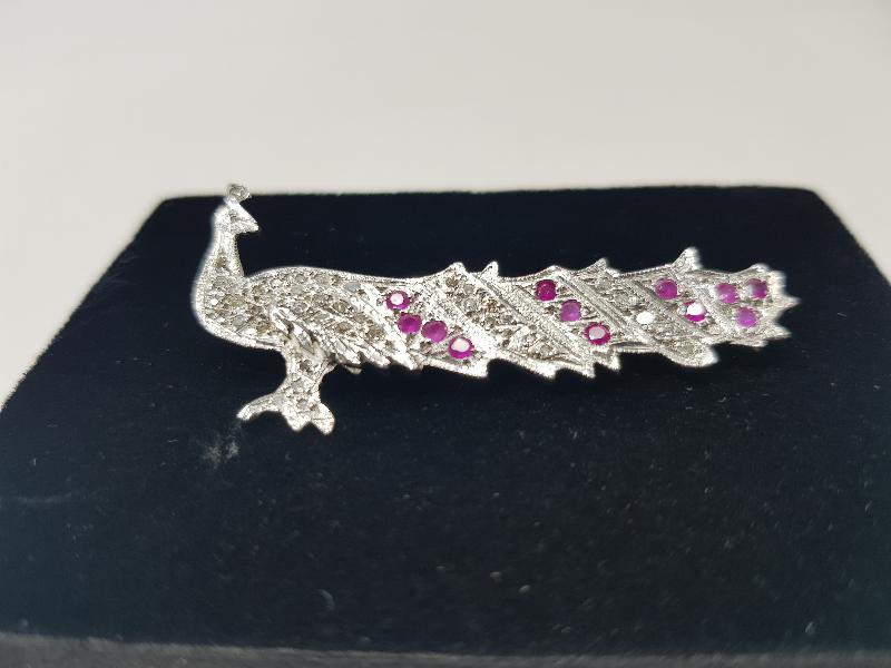 TAVUSKUŞU FORMLU PIRLANTA BROŞ 