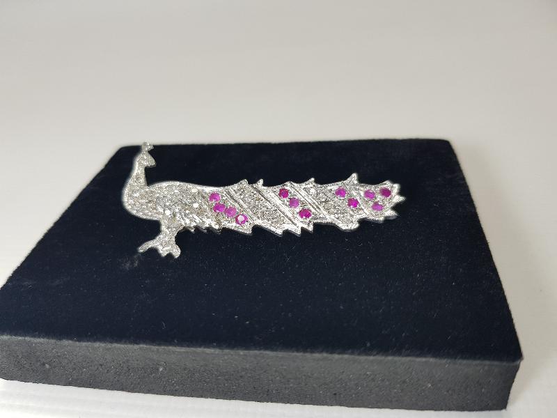 TAVUSKUŞU FORMLU PIRLANTA BROŞ 