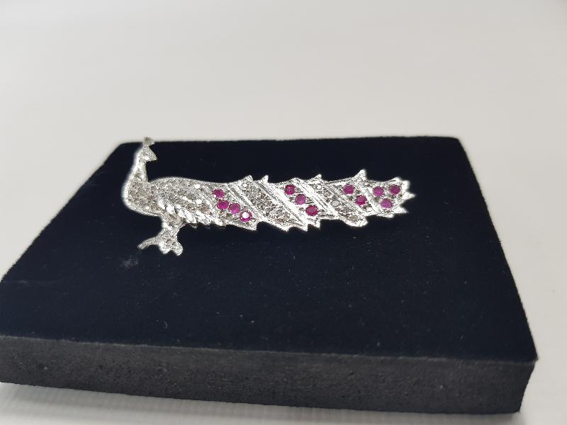 TAVUSKUŞU FORMLU PIRLANTA BROŞ 