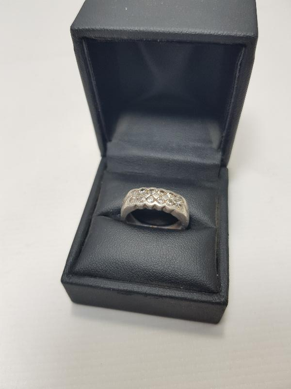 ZİRKON TAŞLARLA SÜSLÜ GÜMÜŞ ALYANS YÜZÜK 