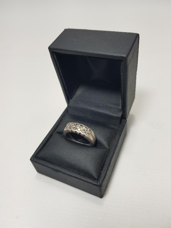 ZİRKON TAŞLARLA SÜSLÜ GÜMÜŞ ALYANS YÜZÜK 