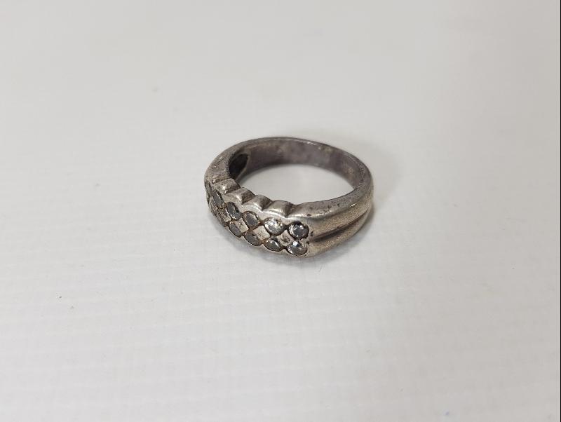 ZİRKON TAŞLARLA SÜSLÜ GÜMÜŞ ALYANS YÜZÜK 