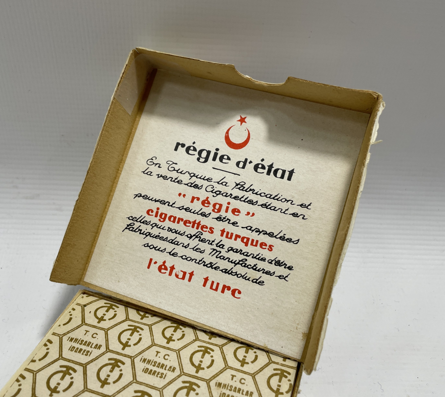 1928 YILI JOKEY KULÜBÜ İÇİN ÖZEL YAPILMIŞ ÇOK NADİR İÇİ DOLU SİGARA PAKETİ
