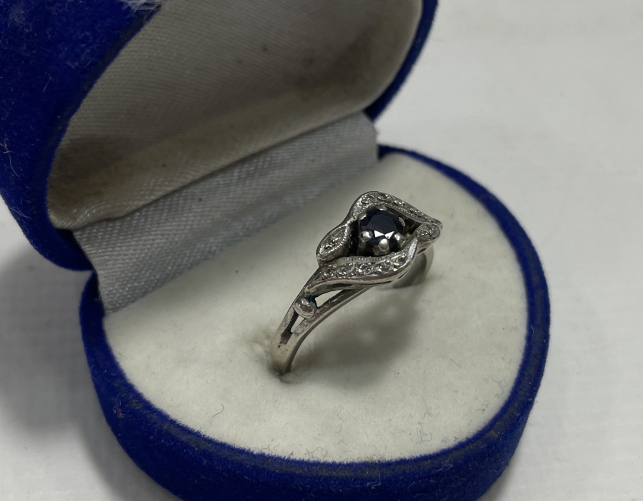 GRANAT VE PIRLANTA TAŞLI ANTİKA PLATİN YÜZÜK