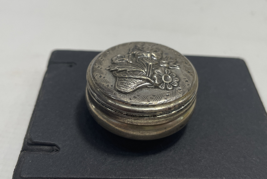 KABARTMA İŞÇİLİKLİ GÜMÜŞ ENFİYE KUTUSU