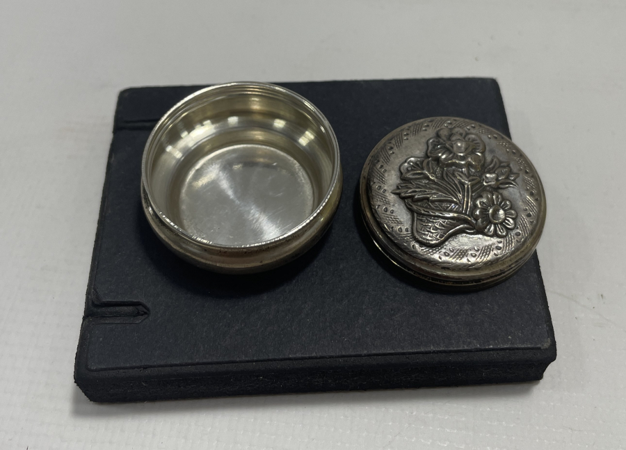 KABARTMA İŞÇİLİKLİ GÜMÜŞ ENFİYE KUTUSU