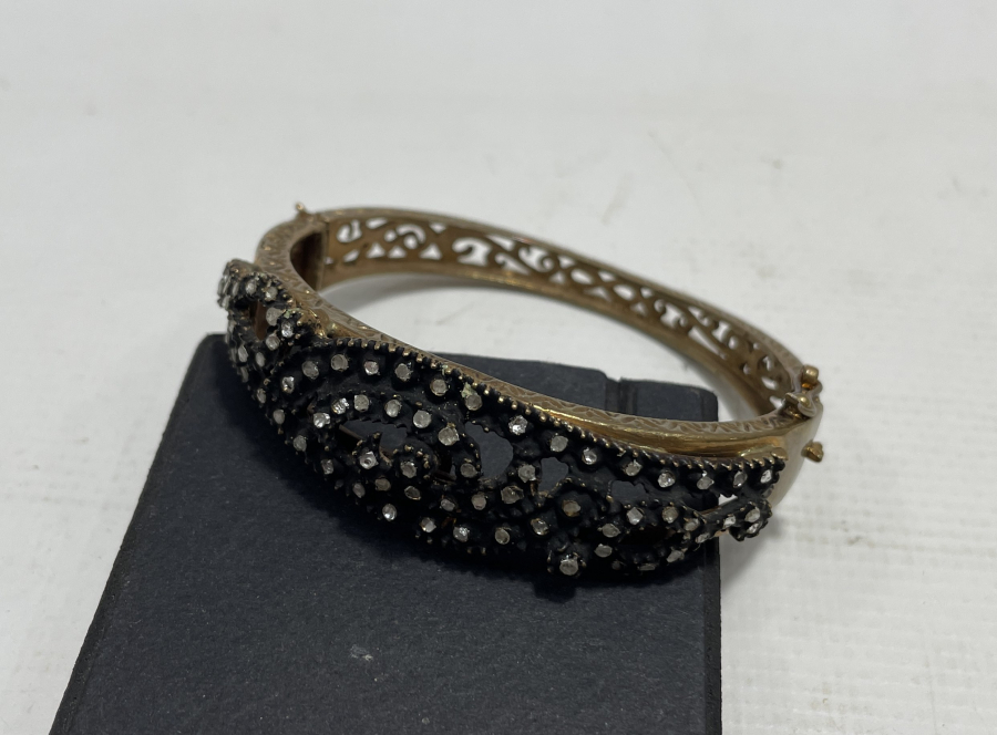 ÜZERİ ELMAS TAŞLI BİLEZİK