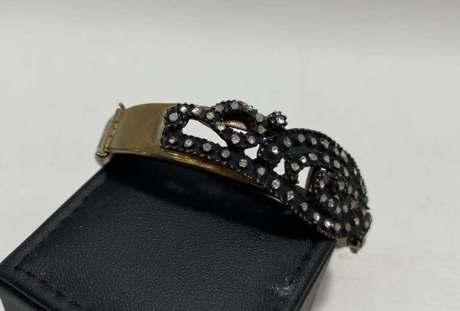 ÜZERİ ELMAS TAŞLI BİLEZİK