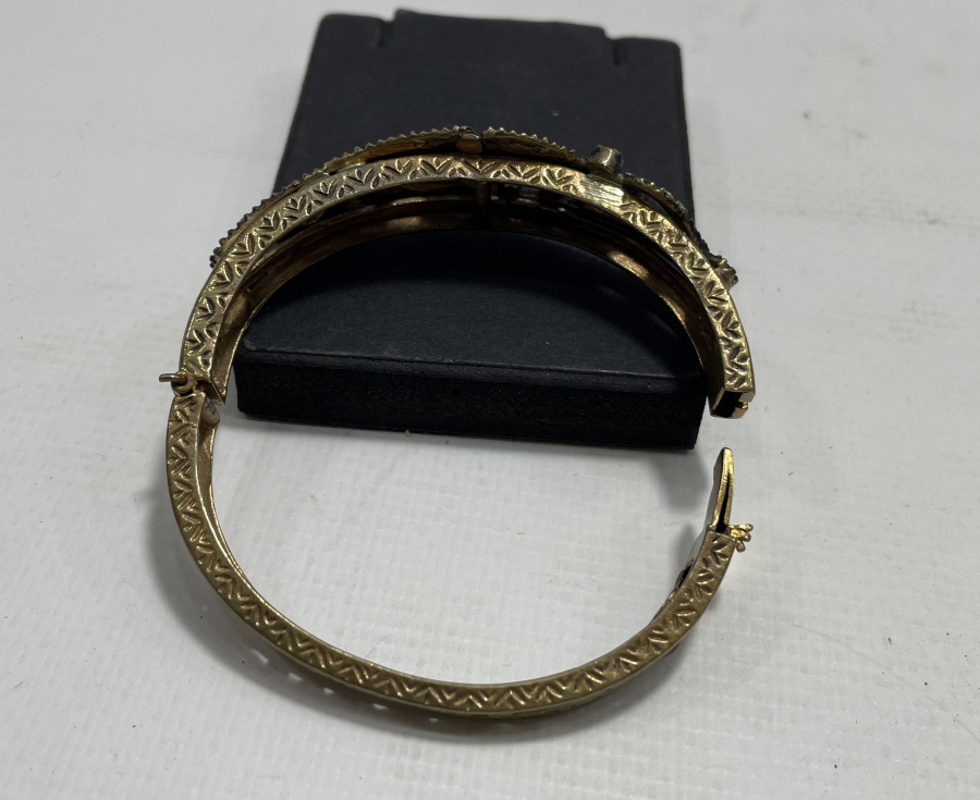 ÜZERİ ELMAS TAŞLI BİLEZİK