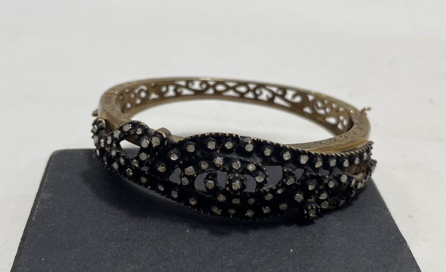 ÜZERİ ELMAS TAŞLI BİLEZİK