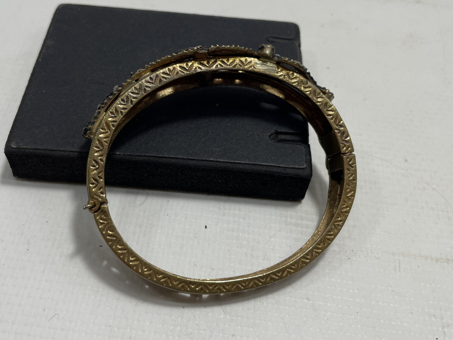 ÜZERİ ELMAS TAŞLI BİLEZİK