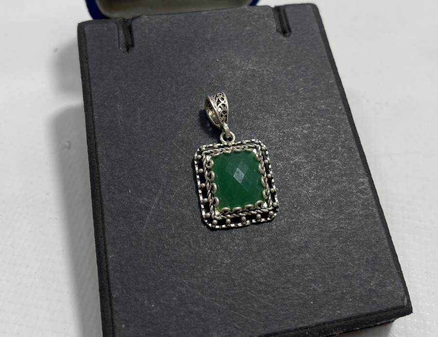 ÜZERİ YEŞİM TAŞLI GÜMÜŞ KOLYE UCU