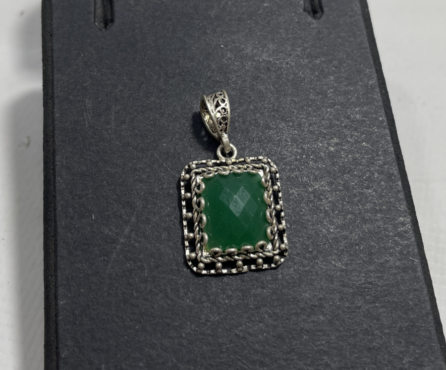 ÜZERİ YEŞİM TAŞLI GÜMÜŞ KOLYE UCU