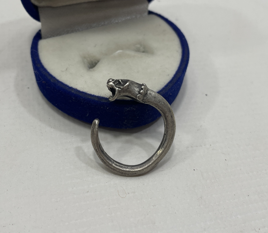 1900 BAŞLARI ÖZEL YAPIM DENİZ YILANI FORMUNDA GÜMÜŞ YÜZÜK