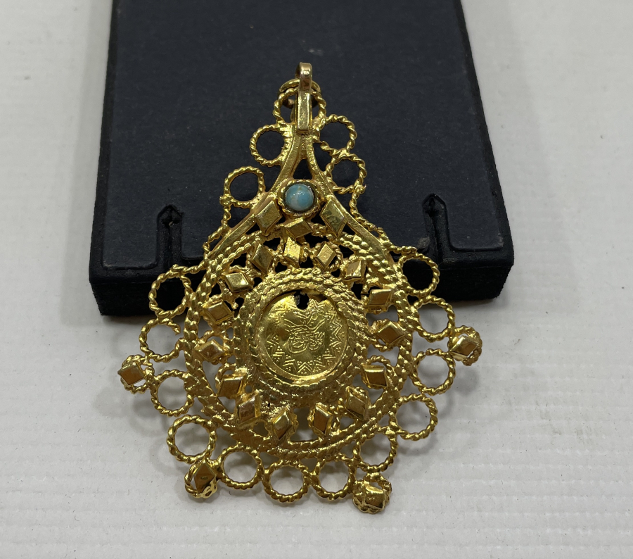 ORTASINDA OSMANLI ALTIN PARASI BULUNAN NADİR FORMDA BEY İŞİ  ARMUDİ FES SÜSÜ