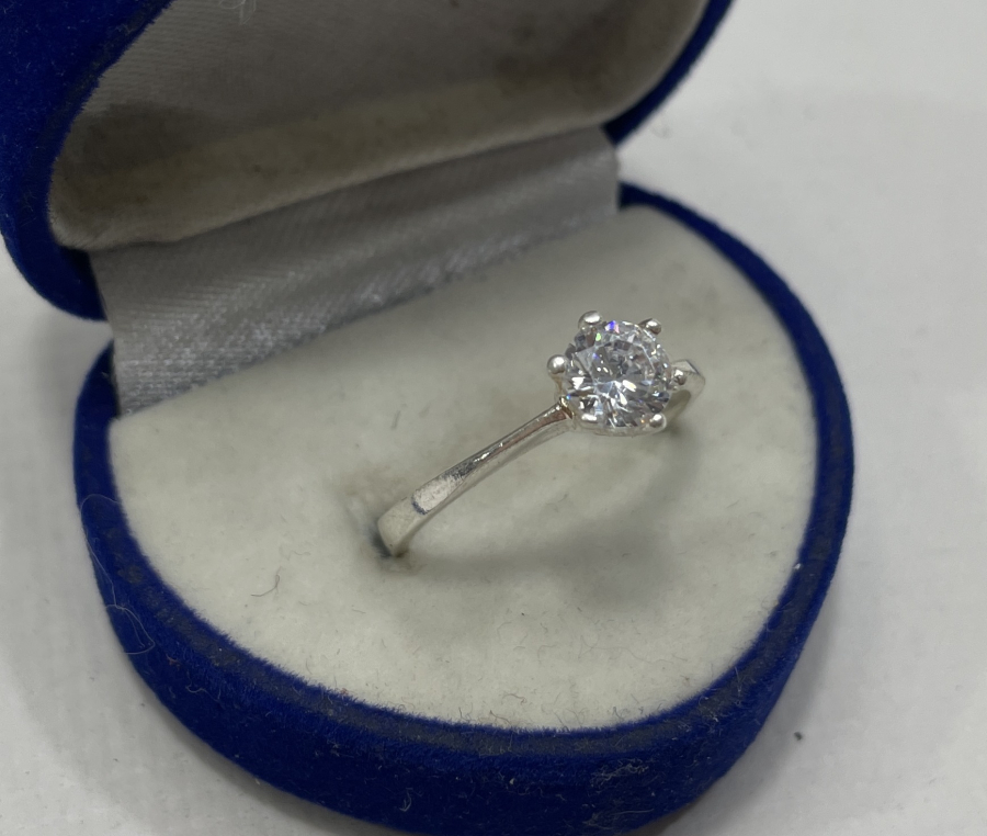 SAVAROSKİ TAŞLI TEKTAŞ GÜMÜŞ YÜZÜK