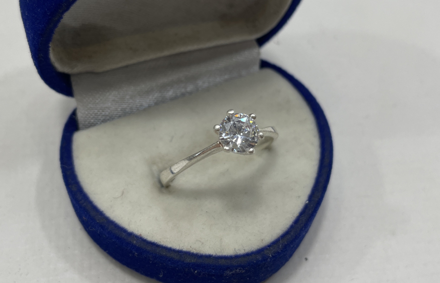 SAVAROSKİ TAŞLI TEKTAŞ GÜMÜŞ YÜZÜK