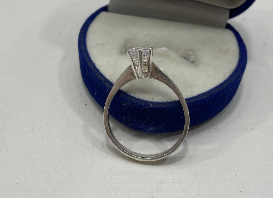 SAVAROSKİ TAŞLI TEKTAŞ GÜMÜŞ YÜZÜK