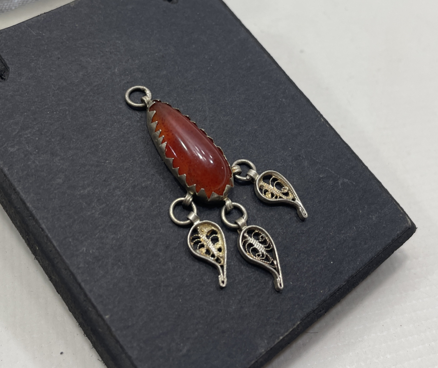 TELKARİ İŞÇİLİKLİ VE AKİK TAŞLI GÜMÜŞ KOLYE UCU