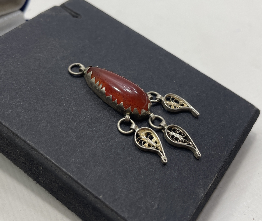 TELKARİ İŞÇİLİKLİ VE AKİK TAŞLI GÜMÜŞ KOLYE UCU