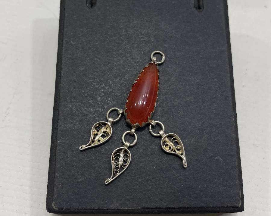 TELKARİ İŞÇİLİKLİ VE AKİK TAŞLI GÜMÜŞ KOLYE UCU