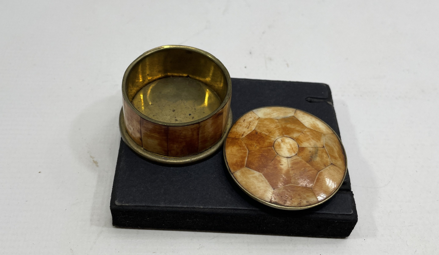 ÜZERİ KEMİK İŞLEMELİ NADİR FORMDA ÖZEL YAPIM ENFİYE KUTUSU