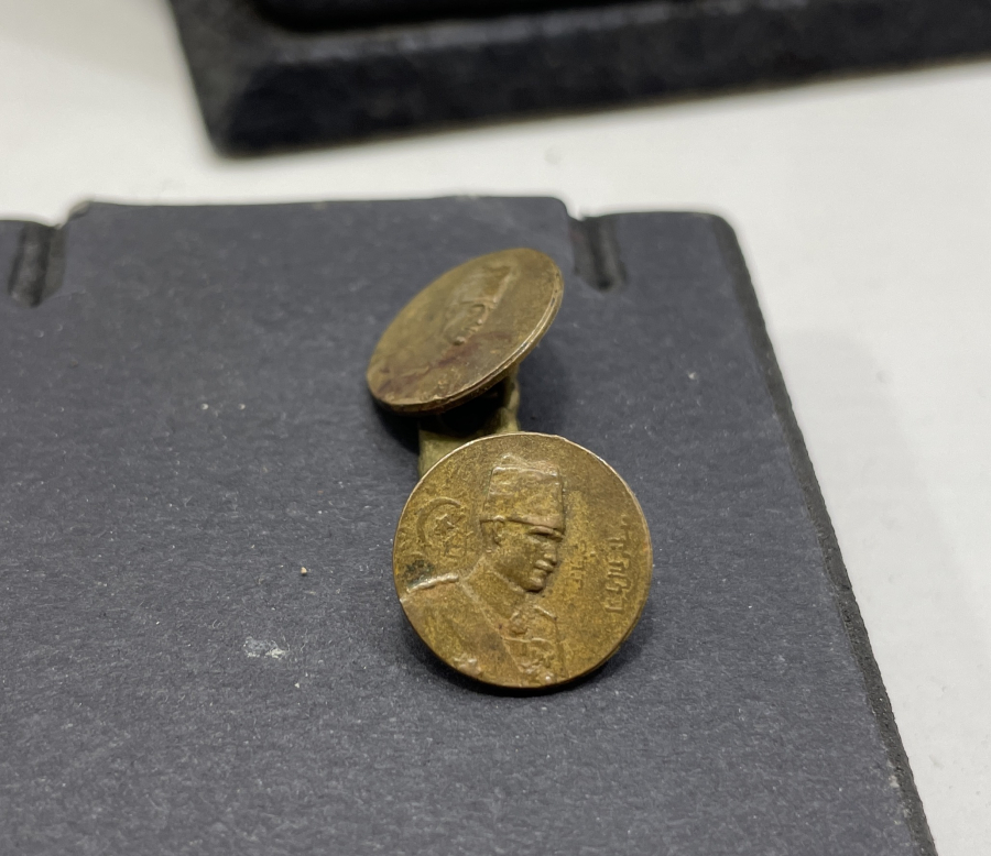 ÜZERİ OSMANLICA YAZILI ÇOK NADİR 2 ADET ATATÜRK ROZETTEN YAPILMA KOL DÜĞMESİ