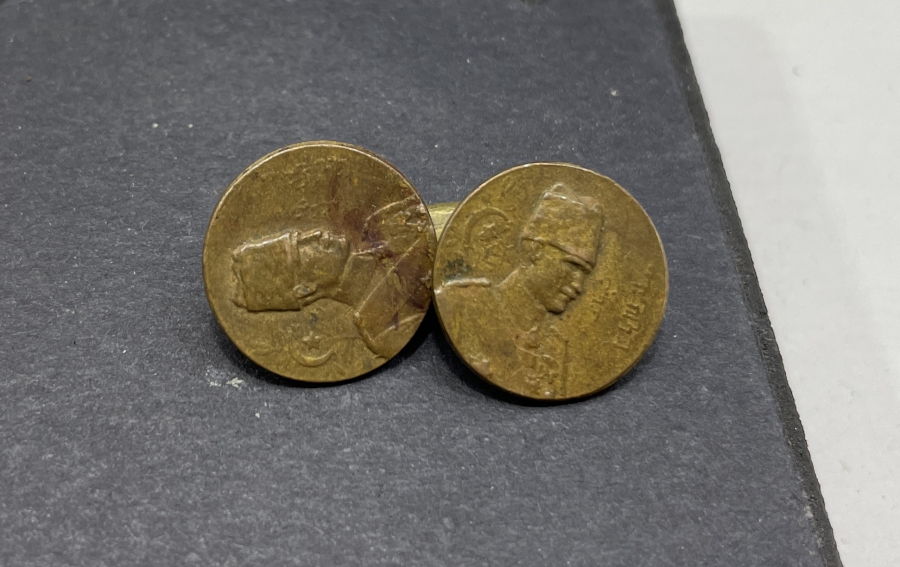 ÜZERİ OSMANLICA YAZILI ÇOK NADİR 2 ADET ATATÜRK ROZETTEN YAPILMA KOL DÜĞMESİ