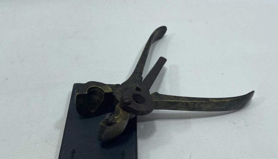 OSMANLI DÖNEMİ NADİR KARADAĞLI TABANCA KURŞUNU KALIBI