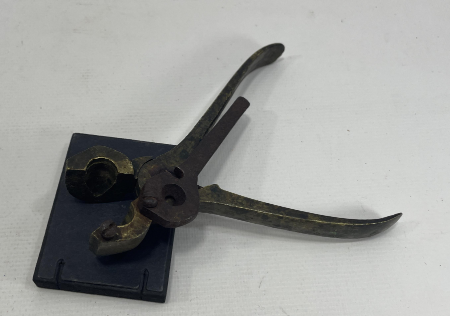 OSMANLI DÖNEMİ NADİR KARADAĞLI TABANCA KURŞUNU KALIBI