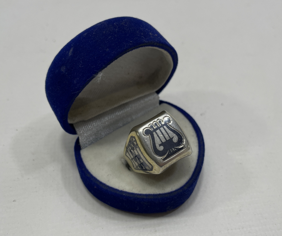 ÜZERİNDE NOTALAR BULUNAN ÖZEL YAPIM SAVATLI RUS GÜMÜŞ YÜZÜK