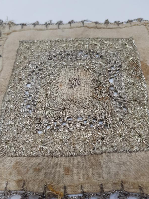 OSMANLI DÖNEMİ GÜMÜŞ TEL SARMA İŞÇİLİKLİ MİNİ BAZ ÖRTÜ