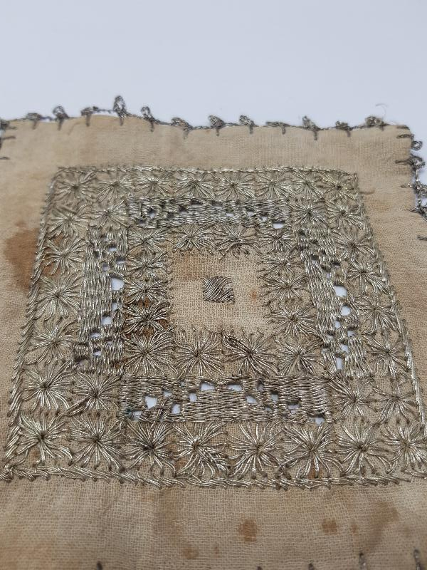 OSMANLI DÖNEMİ GÜMÜŞ TEL SARMA İŞÇİLİKLİ MİNİ BAZ ÖRTÜ