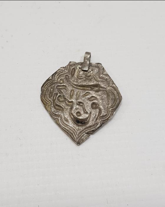 OSMANLI DÖNEMİ ÜZERİ BESMELE YAZILI YAPRAK FORMLU GÜMÜŞ KOLYE UCU