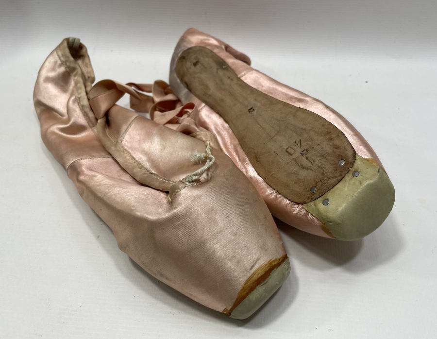 1900 BAŞLARI İPEK ATLAS ÇOK NADİR BALE PABUCU - BALE AYAKKABISI