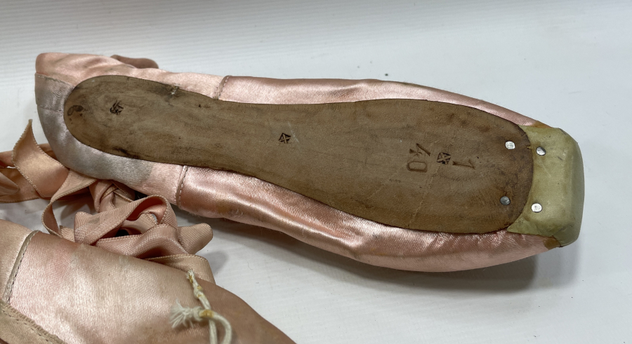 1900 BAŞLARI İPEK ATLAS ÇOK NADİR BALE PABUCU - BALE AYAKKABISI