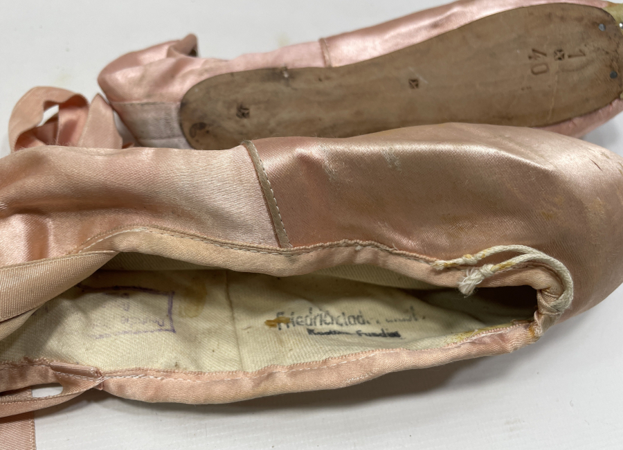 1900 BAŞLARI İPEK ATLAS ÇOK NADİR BALE PABUCU - BALE AYAKKABISI