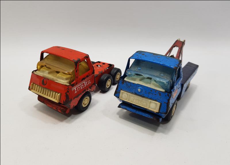 İKİ ADET ANTİKA OYUNCAK KAMYON 