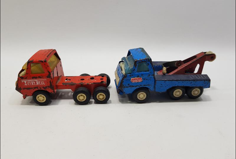 İKİ ADET ANTİKA OYUNCAK KAMYON 