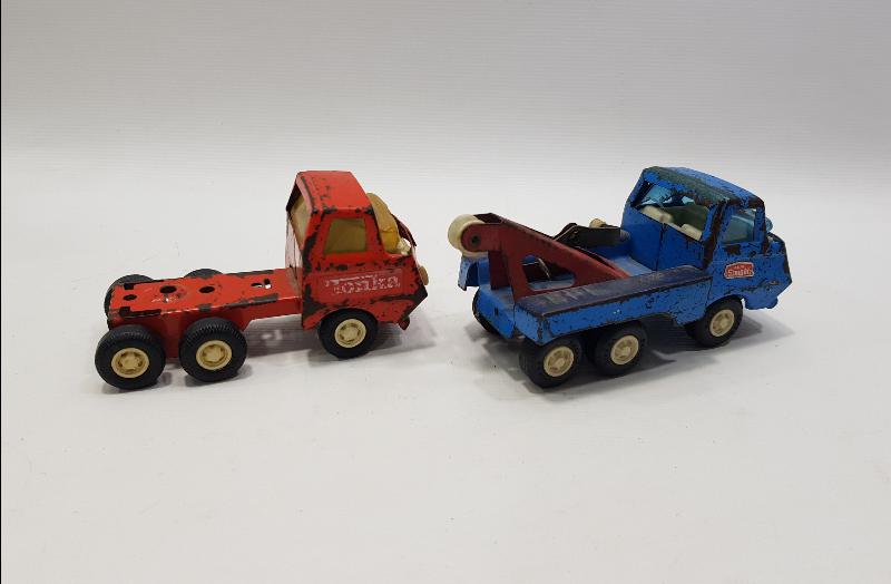 İKİ ADET ANTİKA OYUNCAK KAMYON 