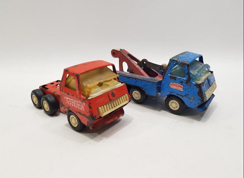 İKİ ADET ANTİKA OYUNCAK KAMYON 