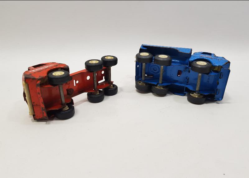 İKİ ADET ANTİKA OYUNCAK KAMYON 