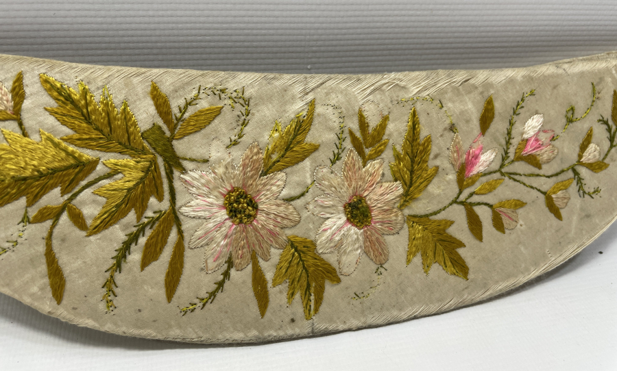 İPEK ATLAS ÜZERİ İPEK İPLERLE İŞLENMİŞ OSMANLI DÖNEMİ HİLAL FORMUNDA İĞNELİK