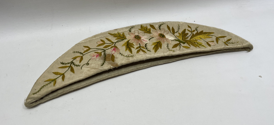 İPEK ATLAS ÜZERİ İPEK İPLERLE İŞLENMİŞ OSMANLI DÖNEMİ HİLAL FORMUNDA İĞNELİK