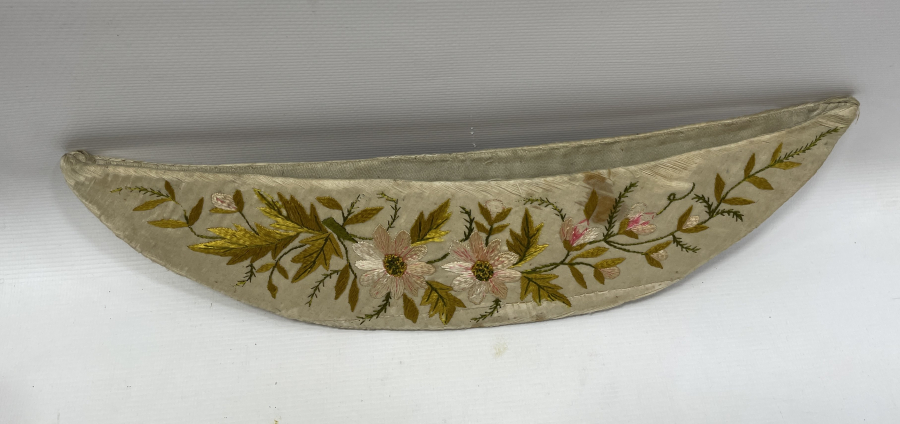 İPEK ATLAS ÜZERİ İPEK İPLERLE İŞLENMİŞ OSMANLI DÖNEMİ HİLAL FORMUNDA İĞNELİK